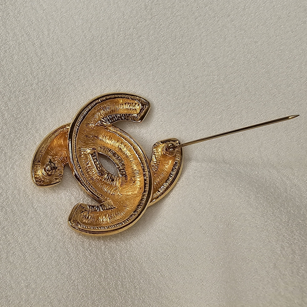 CHANEL Iconic Vintage Brooch - Picture 6 of 13